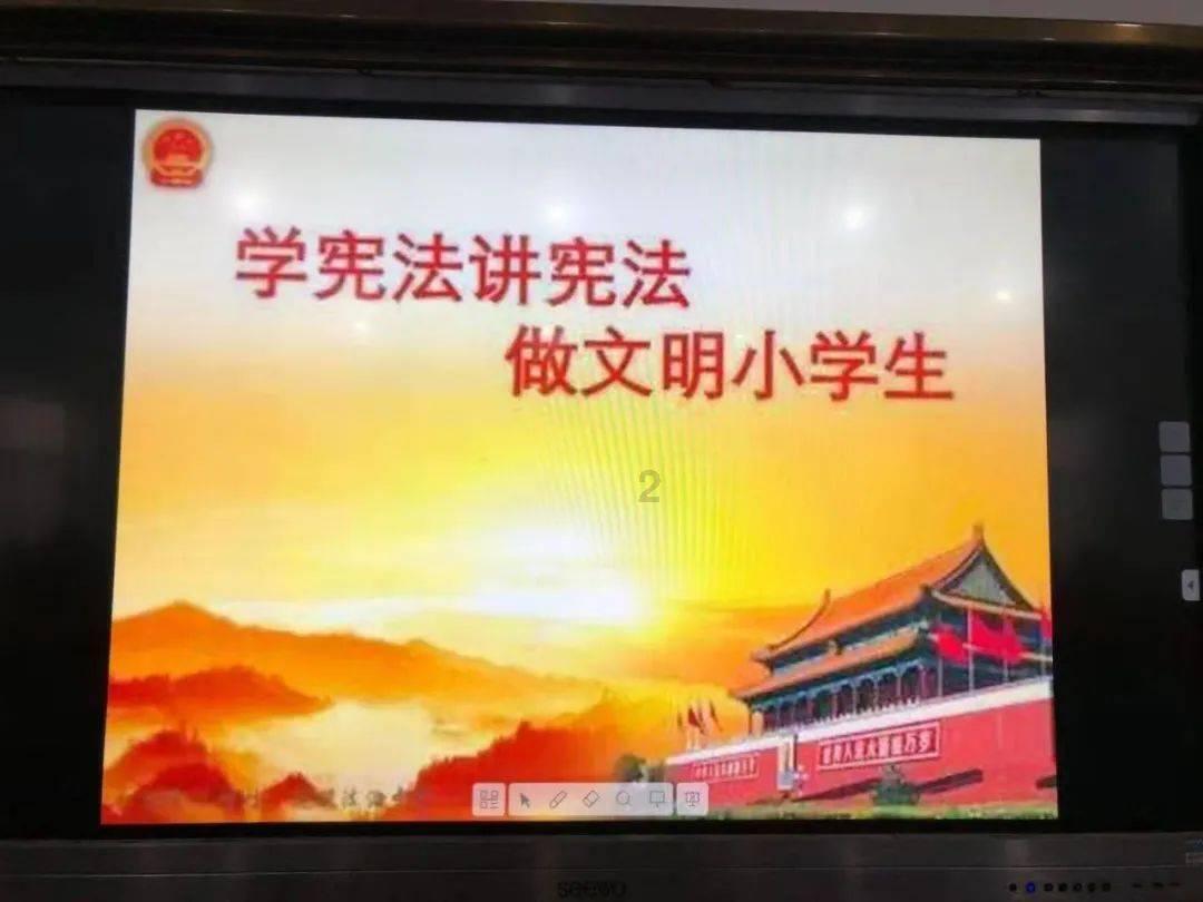 新疆霍尔果斯口岸果蔬出口迎今年首个高峰
